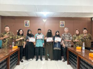 Penyerahan Hadiah dan Sertifikat Lomba Karya Tulis